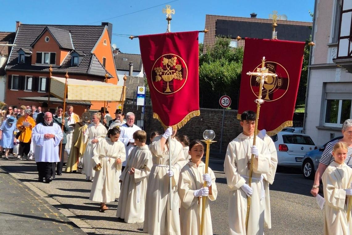 Angeführt vom Kreuz bewegt sich die Monstranz durch Bendorf