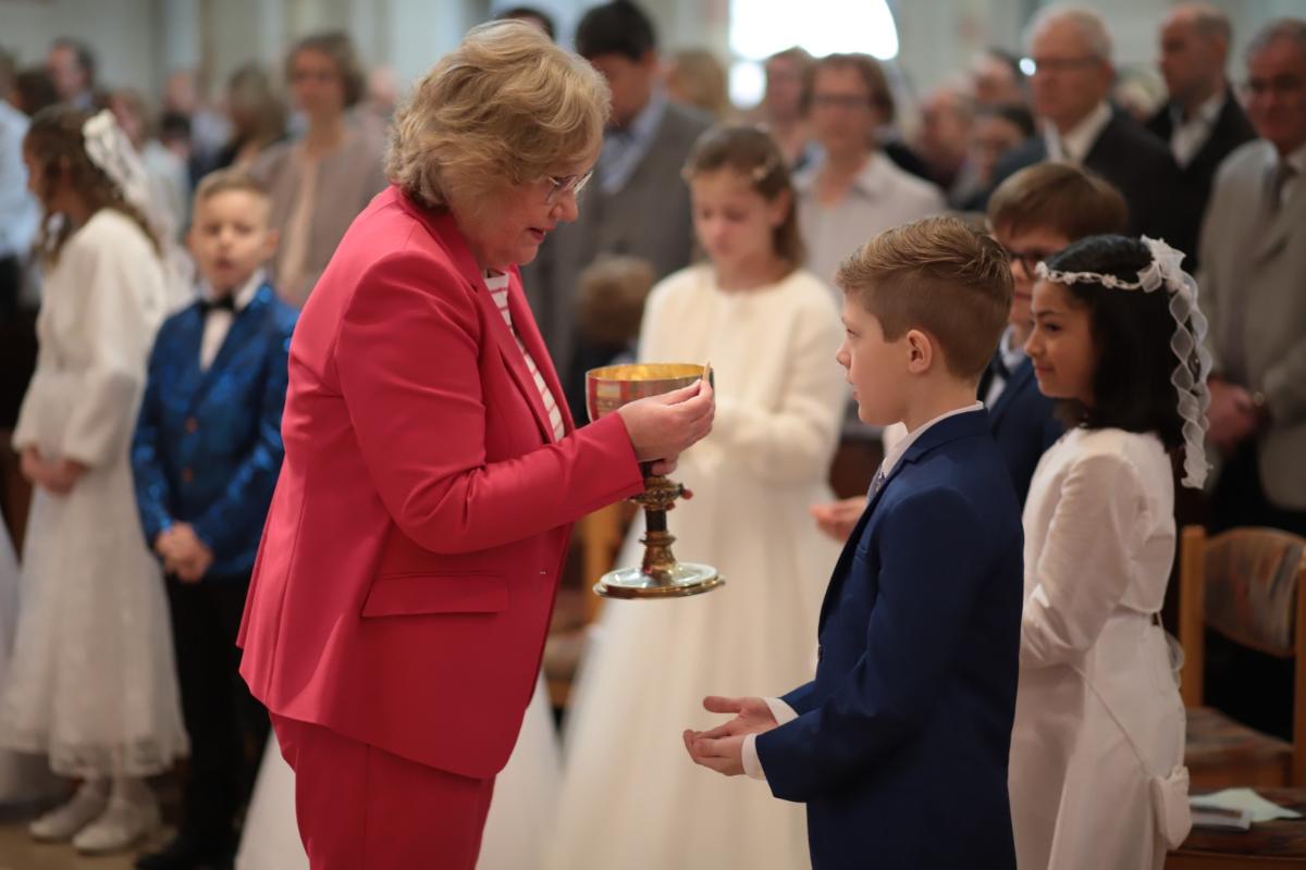 Gem.Ref. Fr. Richter mit Kommunionkindern