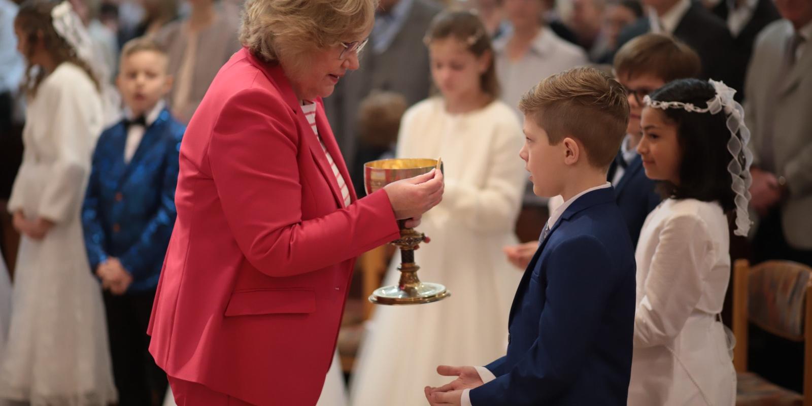 Gem.Ref. Fr. Richter mit Kommunionkindern