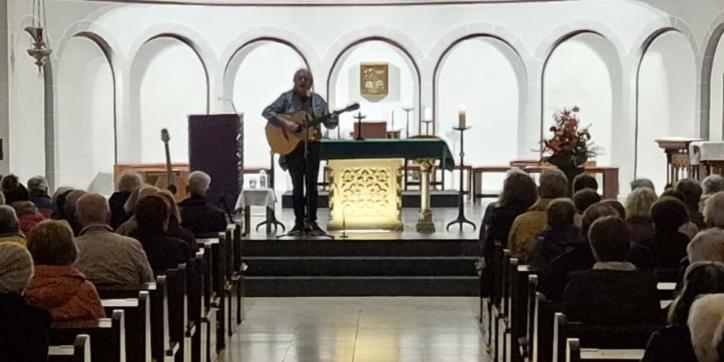 Eine volle Medarduskirche